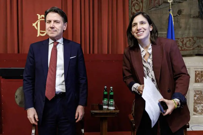 "È una presa in giro". Adesso Conte stronca la Schlein per la candidatura