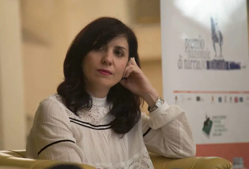 Scatta la gara a denunciare censure. E lo scrittore insiste: Meloni come Orbán