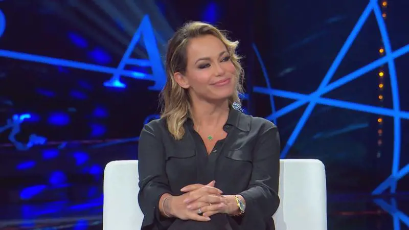 "Vergognatevi". "Non ti permettere". Lite tra Bruganelli e il poeta all'Isola dei famosi