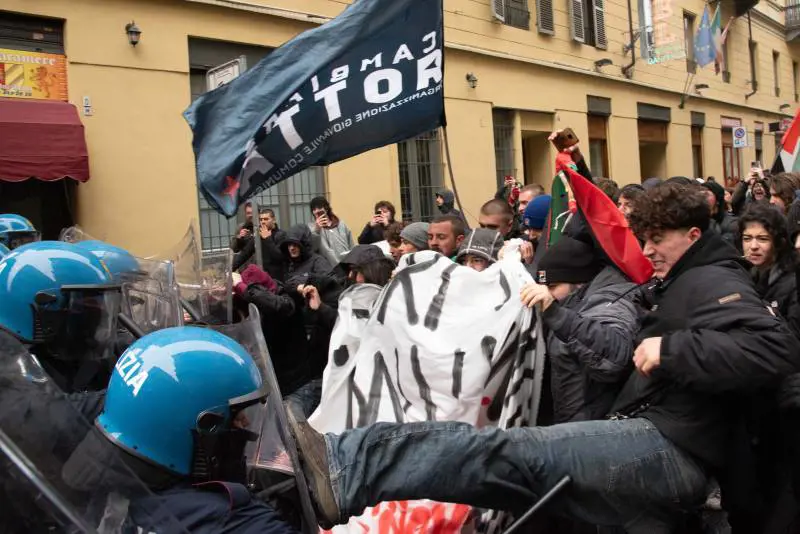 Furia antagonista a Torino: la guerriglia contro il governo | Video