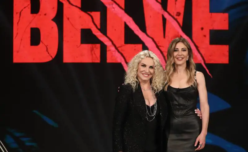 D'Urso, il cantante che la offese, amori e figlia. Le anticipazioni su Antonella Clerici a Belve