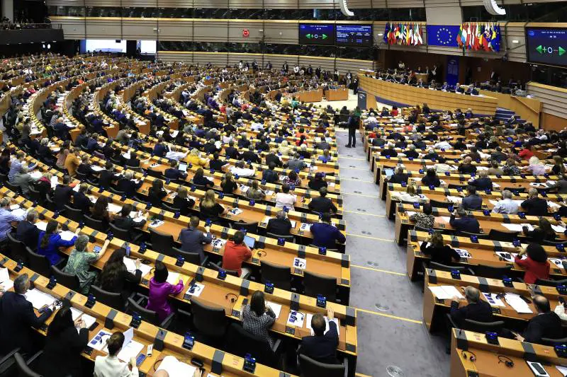 L'Ue pretende l'assegno unico agli stranieri. Così i sussidi agli italiani saranno decimati