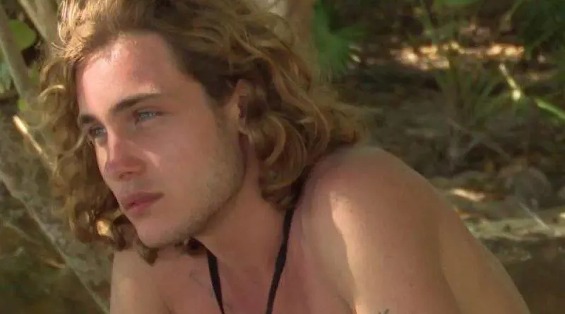 Scatta la punizione per Pietro Fanelli. Il poeta ha violato il regolamento all’Isola dei Famosi