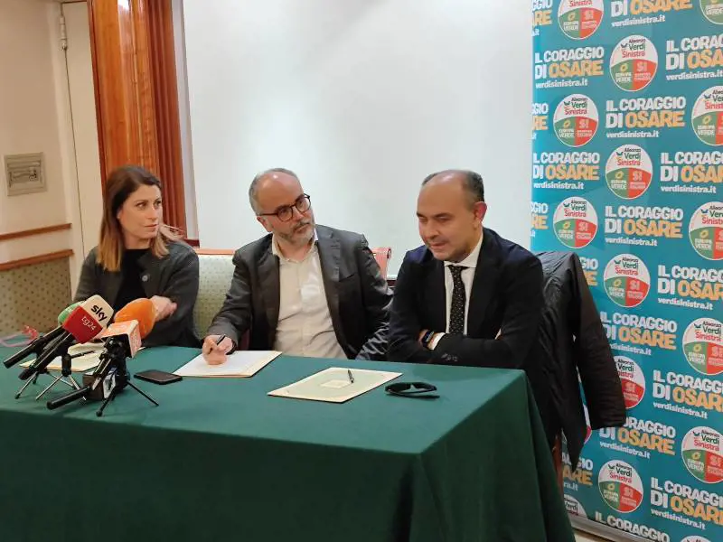"Postfascisti e cialtroni al potere". Raimo si candida con Avs e insulta