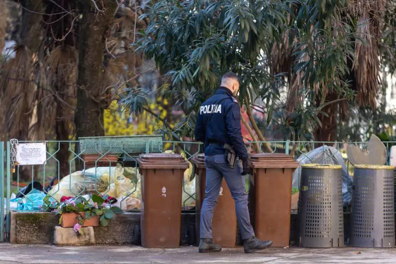 Con un coltello vuole minacciare una prof e ne picchia altri due: studente in manette