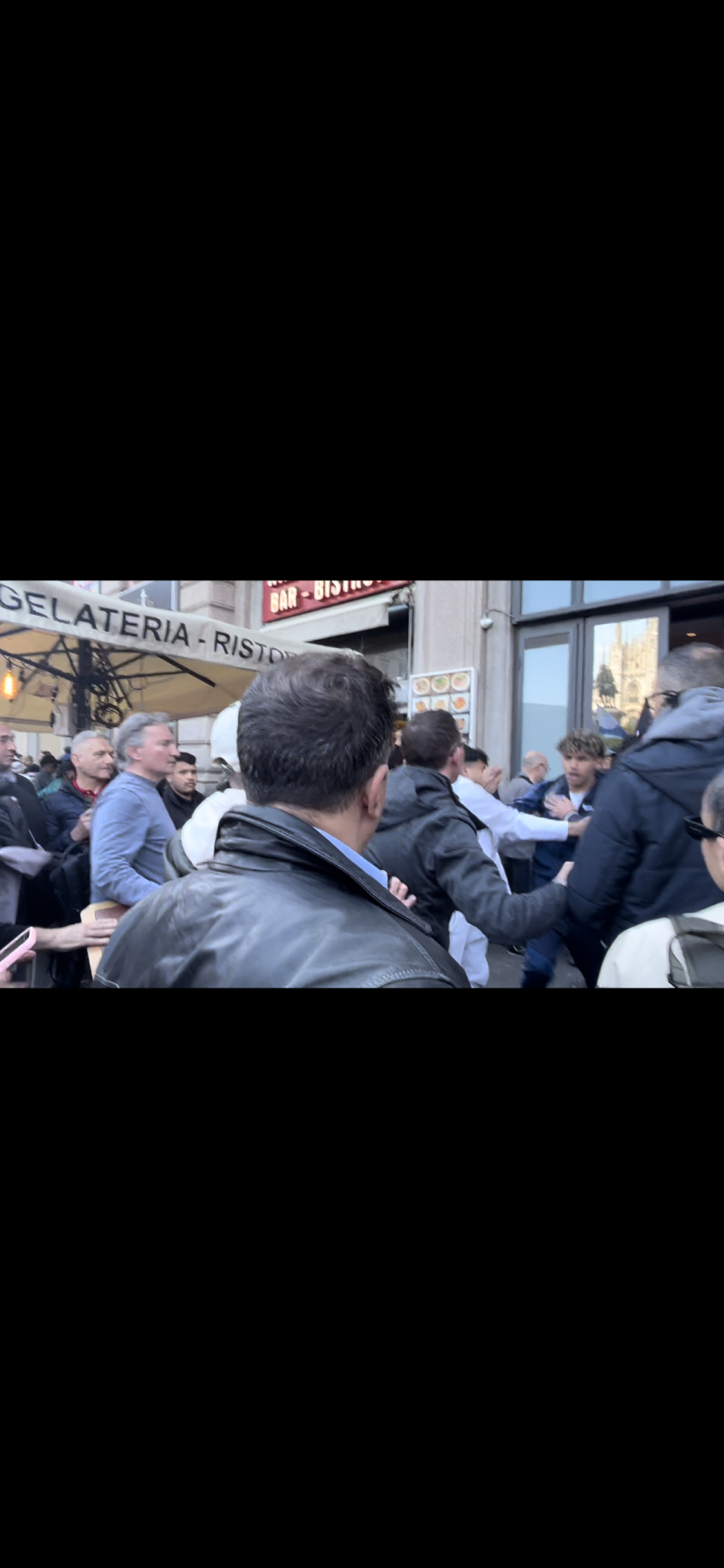 L’aggressione in Duomo: così a Milano gli immigrati hanno attaccato la Brigata ebraica | Video