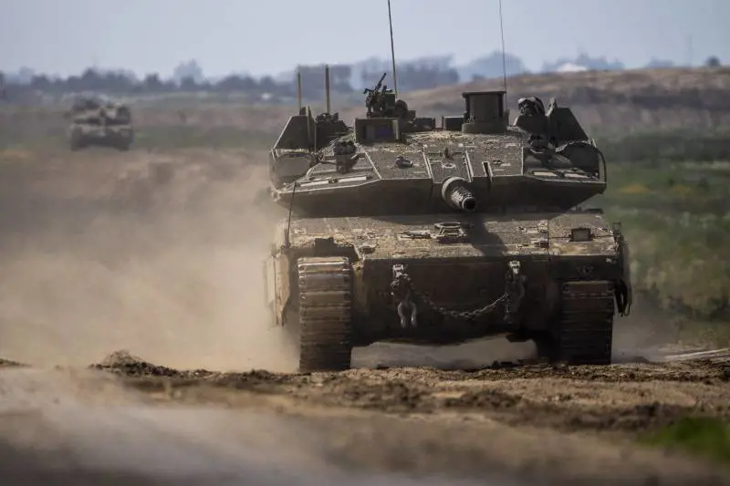 Decine di carri armati ammassati al confine: Israele prepara l'attacco a Rafah