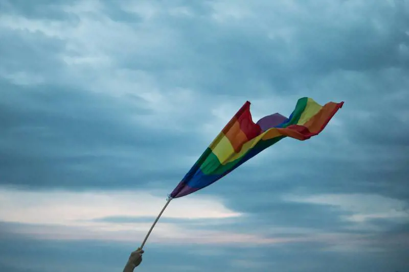 Il fenomeno del queerbaiting: ecco cos'è e perché è dannoso