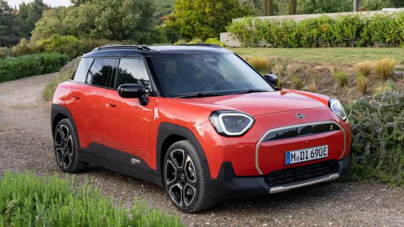 Mini Aceman, l’elettrica inglese lancia la sfida a Jeep Avenger e Alfa Romeo Junior