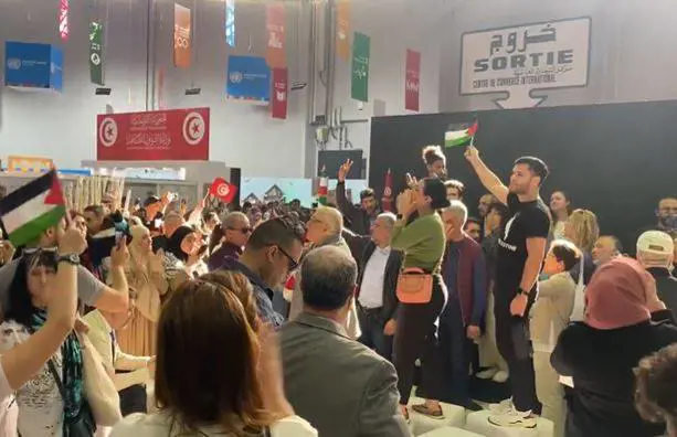 "Italia fascista e sionista". Blitz dei pro-Gaza nello stand con Sangiuliano