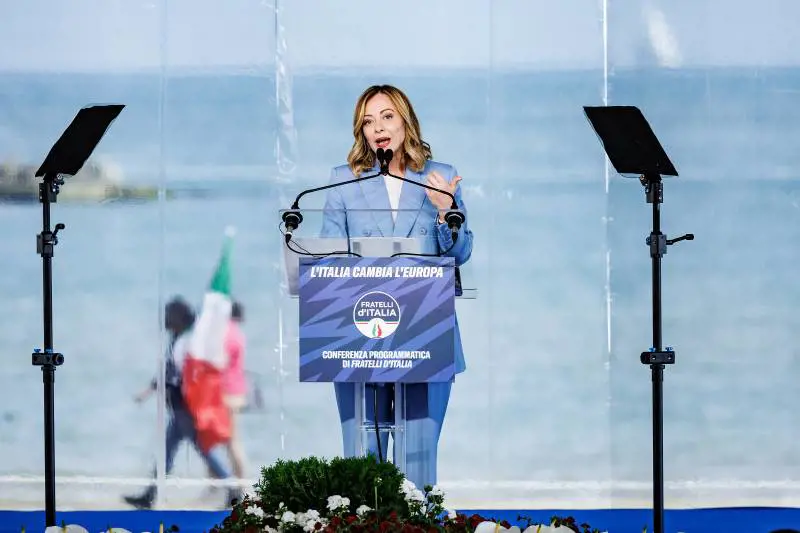 “Vogliamo mandare la sinistra all’opposizione”. La Meloni si candida in Europa