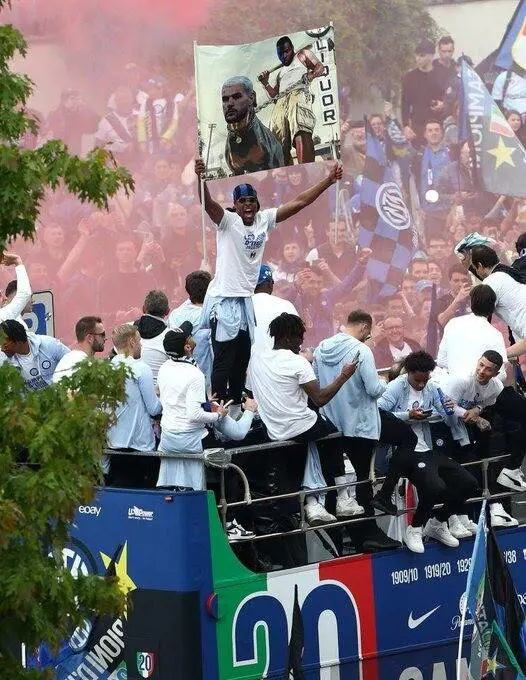 "Theo al guinzaglio". Dumfries e lo striscione (durante la parata) che fa discutere