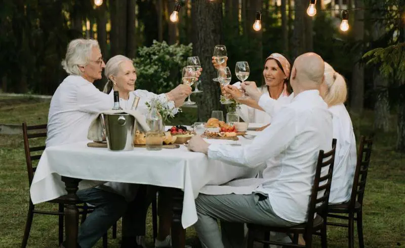 "Abbasso gli stereotipi". Il ritratto degli over 60: single e felici