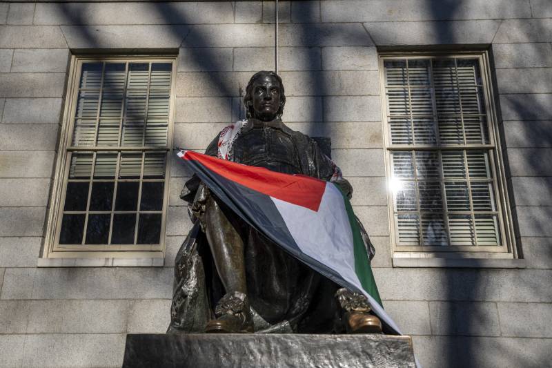 Che vergogna esibire la bandiera palestinese