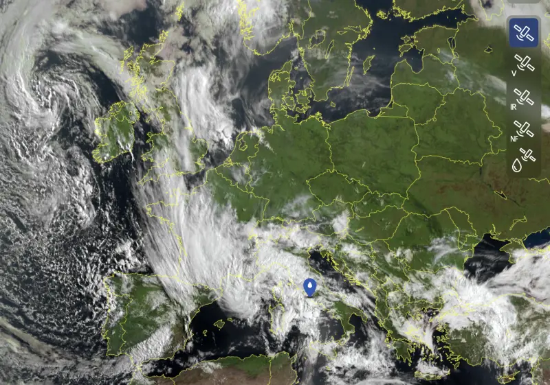 Meteo, cambia di nuovo tutto: preparatevi a 48 ore di piogge, temporali e crollo termico