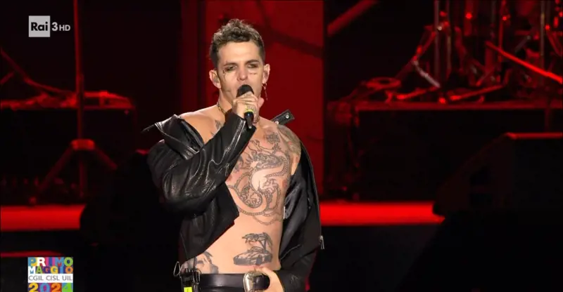 "Tutti i cellulari in tasca". Achille Lauro rimprovera il pubblico al Concertone