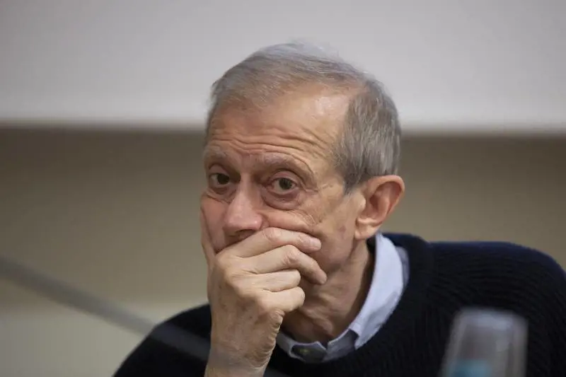Sei testimoni e cinque video: la procura indaga Fassino per il caso del profumo
