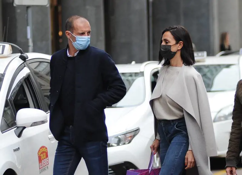 Massimiliano Allegri e Ambra Angiolini pranzo e shopping in centro a Milano (2020)