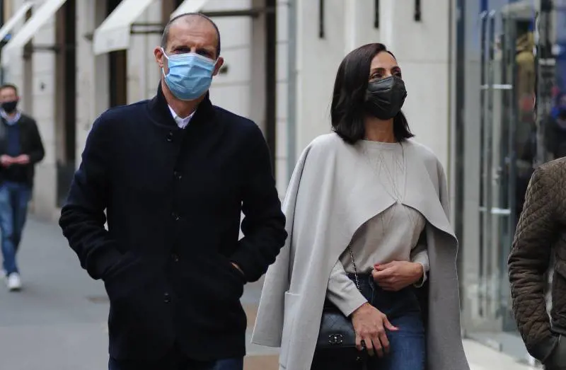 Massimiliano Allegri e Ambra Angiolini pranzo e shopping in centro a Milano (2020)