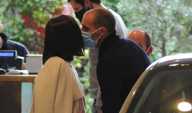 Ambra Angiolini e Max Allegri all'uscita dal Salumaio di Montenapoleone (2020)