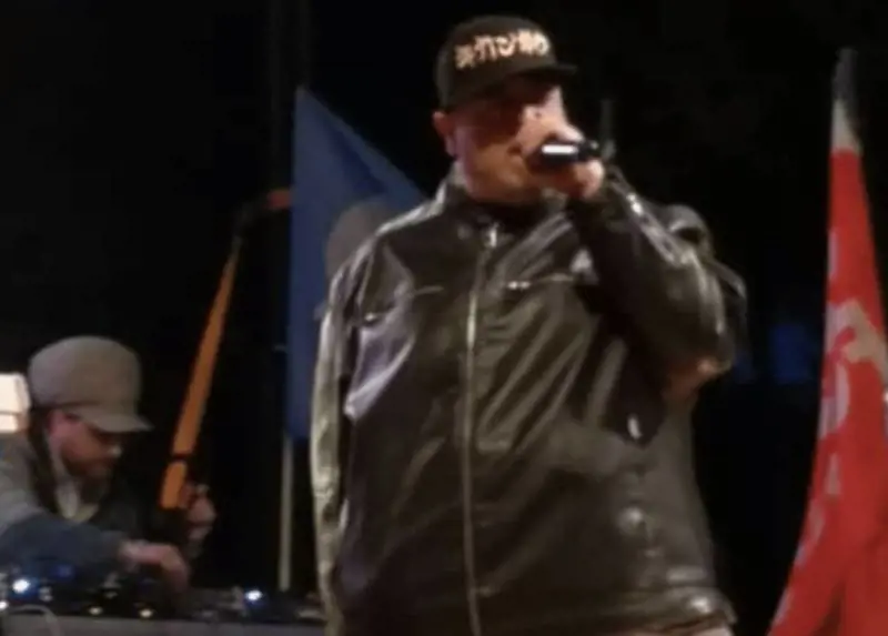 L'insulto choc del rapper alla Meloni scatena la bufera