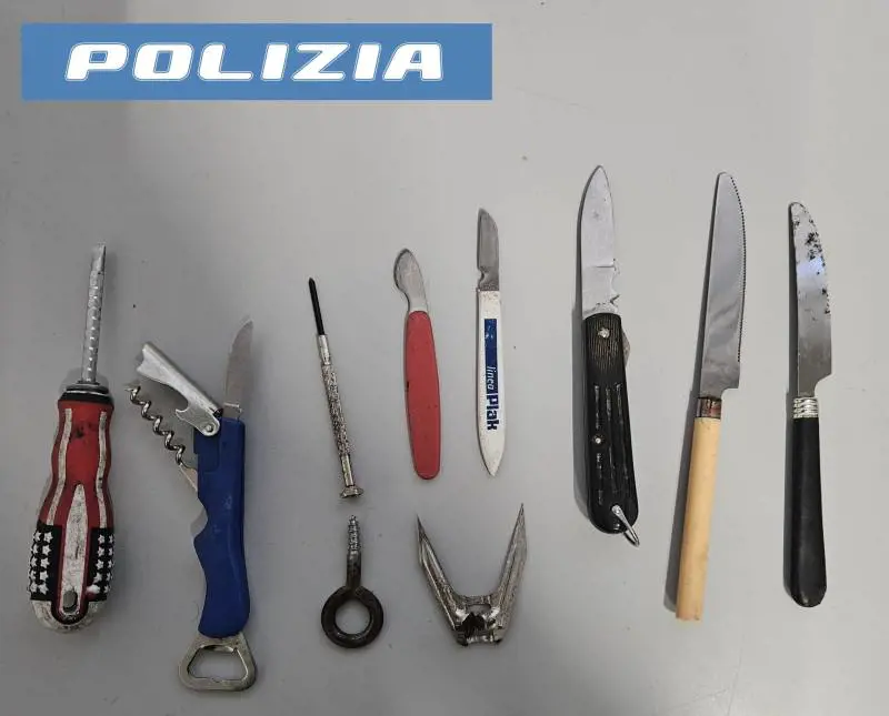 Rivolge pesanti apprezzamenti a una donna poi aggredisce il compagno: nigeriano in manette