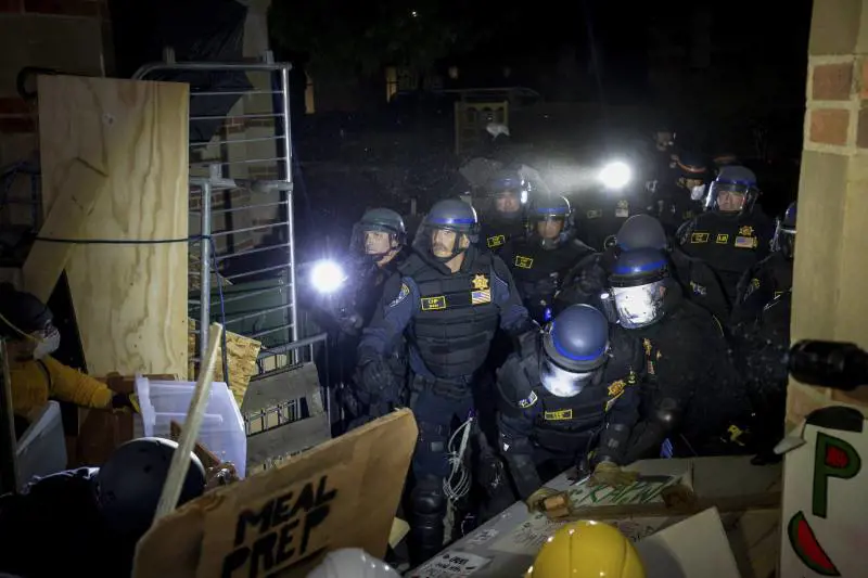 Ucla, blitz della polizia per sgomberare i pro-Gaza. Biden: "Contrario ad agenti nei campus"