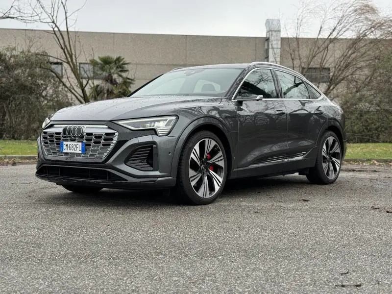 Audi Q8 Sportback e-tron: l'ammiraglia a ruote alte è anche elettrica