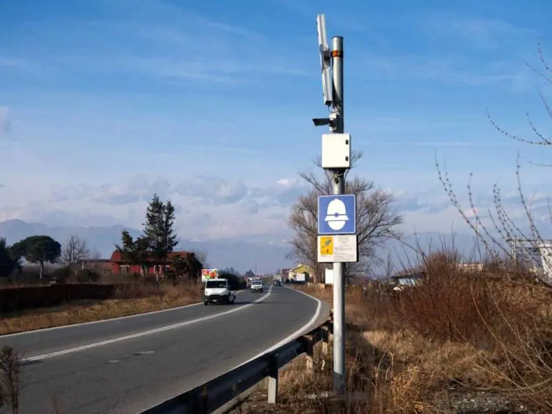 Vede l'autovelox e rallenta per evitare la multa: sanzionato per "eccesso di lentezza"