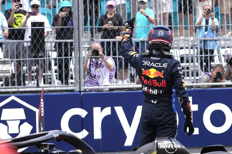 Max prima si prende la sprint race, poi la pole