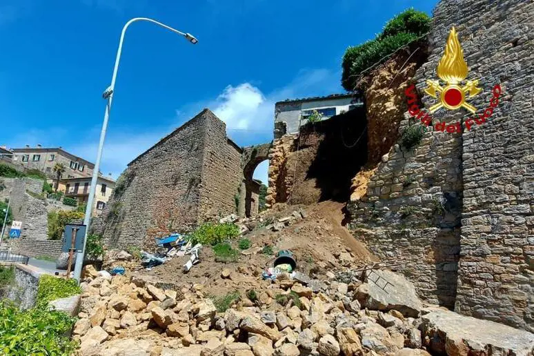 Paura a Volterra: crolla un tratto delle mura medievali, passante colpito dalle pietre