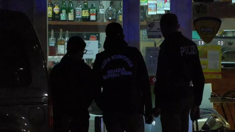 Armato ruba Gratta e Vinci in un bar a Milano, feriti il proprietario e la figlia