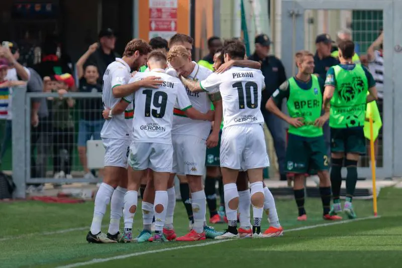 Serie B, Como-Venezia per l’ultimo posto in A senza playoff. La Feralpi torna in C