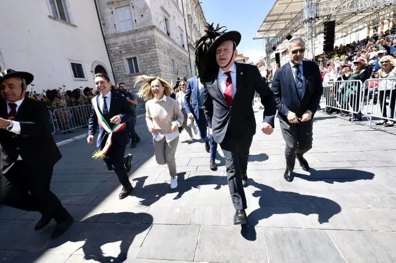 L'ultima della Meloni: di corsa con i bersaglieri