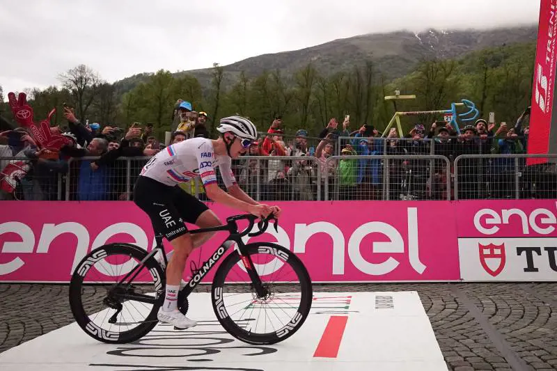 Pogacar cade, si rialza e trionfa a Oropa. Nel nome di Pantani
