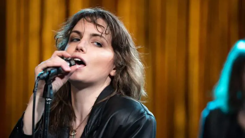 Tutti i film in arrivo in streaming a maggio, tra grande musica e commedie romantiche