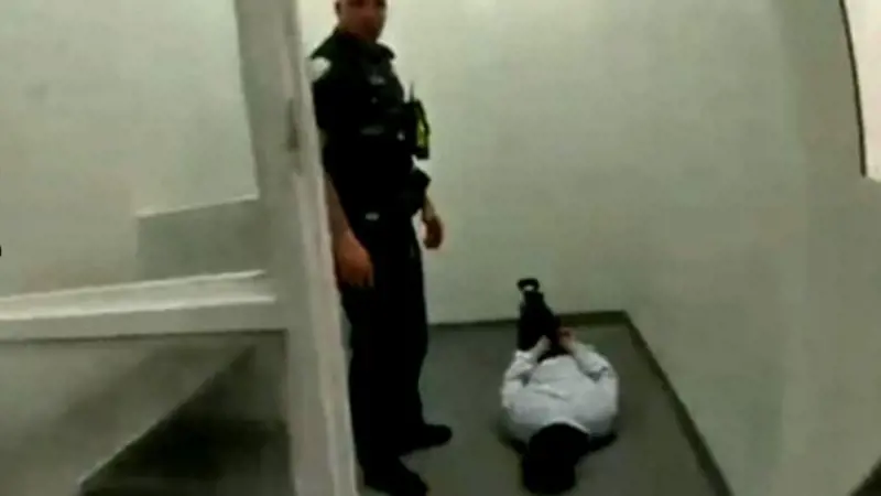 Polsi legati ai piedi: come funziona "hogtie", il metodo per immobilizzare Falcinelli