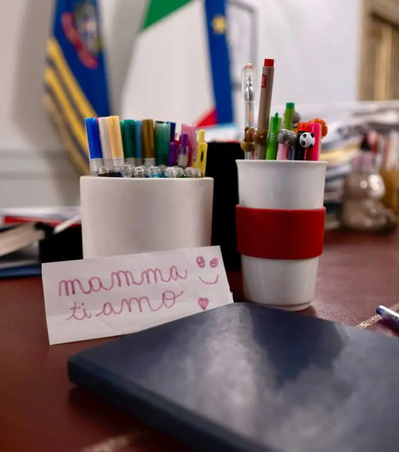 Se per gli odiatori diventa divisivo pure il bigliettino a mamma Giorgia