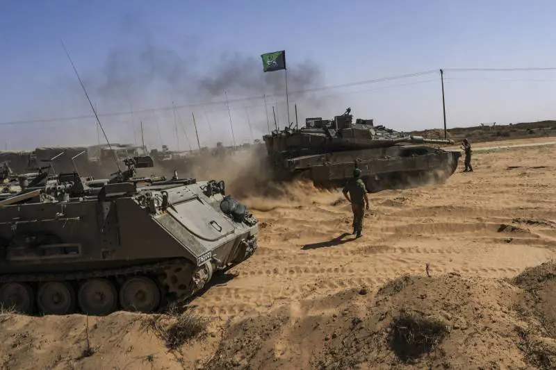 Salta in aria un blindato israeliano a Rafah. Uccisi 8 soldati. Bibi: "Eliminare Hamas"