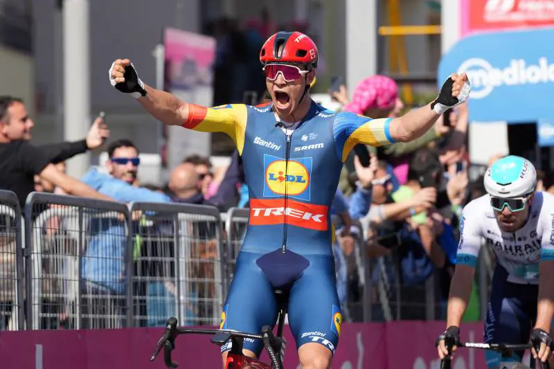 Giro, volata perfetta per Milan, che trionfa ad Andora. In rosa sempre Pogacar