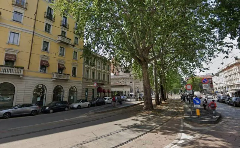 Milano violenta, 19enne somalo molesta i passanti e minaccia coppia di fidanzati
