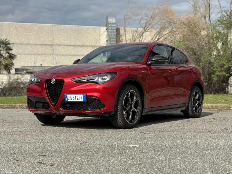 Alfa Romeo Stelvio 2024: si rifà il look ed è sempre un piacere da guidare