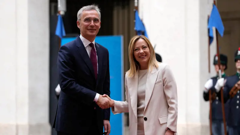 Stoltenberg dalla Meloni rivela la linea Nato: "Non manderemo truppe in Ucraina"
