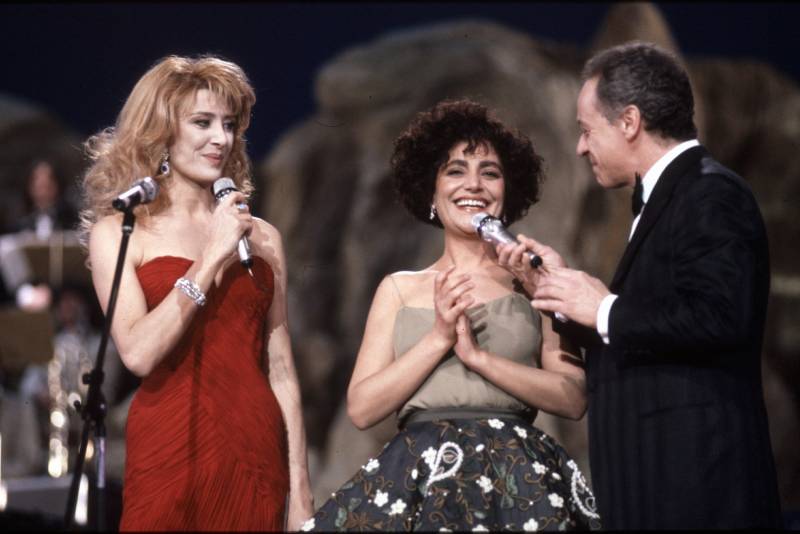 Mia Martini al Festival di Sanremo con Gabriella Carlucci e Johnny Dorelli (1990)