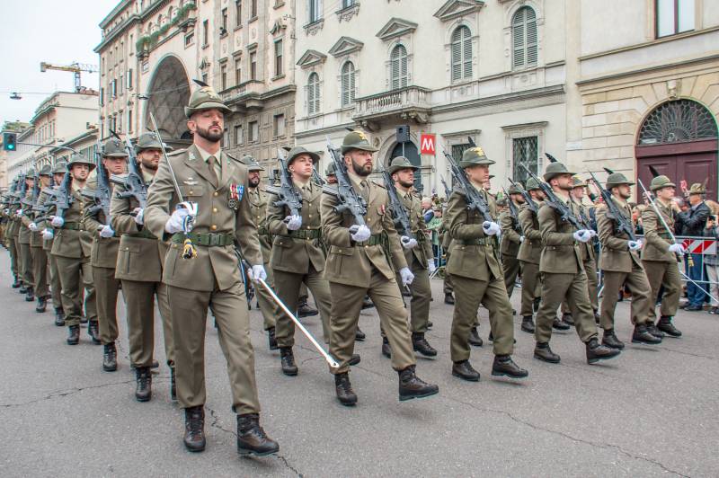 L’ultima crociata delle femministe: vietare le visite a scuola degli alpini