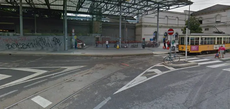 Milano, poliziotto accoltellato in stazione a Lambrate: è grave. Arrestato un marocchino