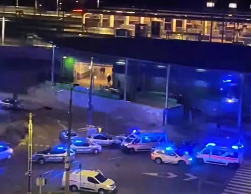 Milano, cercava di difenderlo ma il marocchino ha accoltellato il poliziotto: i secondi dell'orrore sui binari 