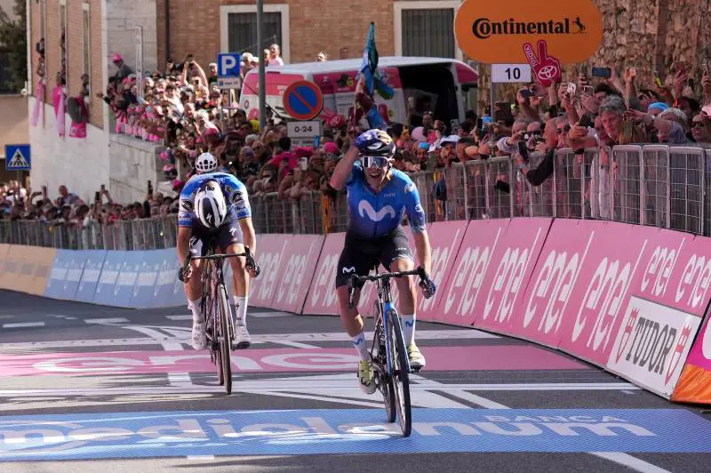 Giro, le strade bianche sorridono a Sanchez, che batte Alaphilippe in volata