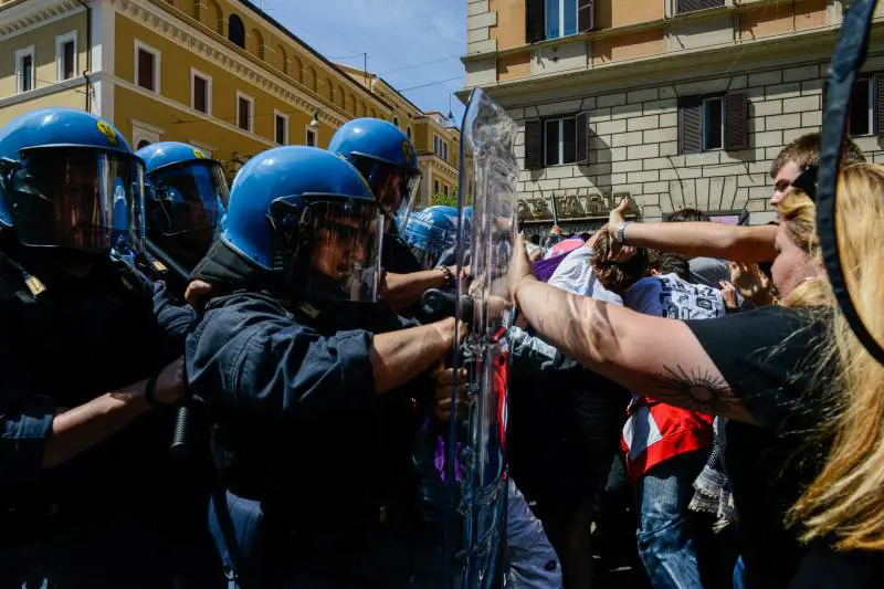Roma, Stati generali della natalità: scontri tra manifestanti e polizia