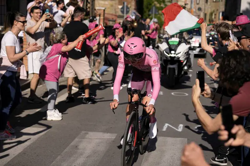 Giro, immenso Pogacar: batte Ganna nella cronometro e schianta Thomas